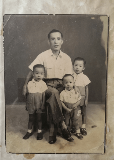 Yeye with 3 sons.png